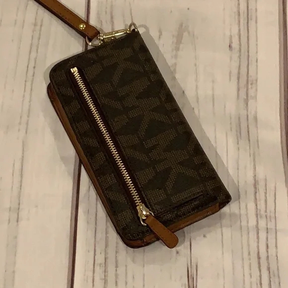 Michael Kors Cell Phone Wallet Holder - Picture 3 of 11